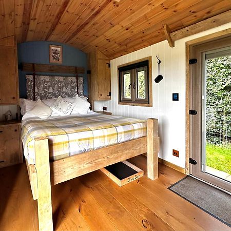 The Huddle At Big Sky Brisley Hotell Exteriör bild